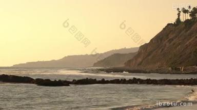 海浪在加利福尼亚海岸拍打着白角夕阳西下